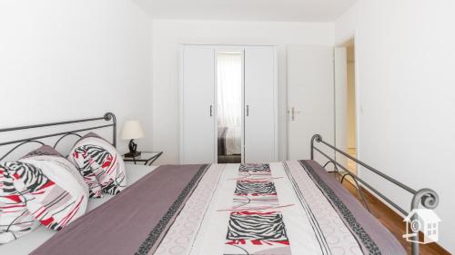 埃梅滕Ob Vierwaldstättersee的白色卧室配有带色彩缤纷枕头的床