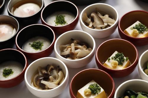 仓敷Dormy Inn Kurashiki Natural Hot Spring的桌上的一小碗食物