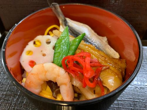 仓敷Dormy Inn Kurashiki Natural Hot Spring的吃一碗虾和其他蔬菜