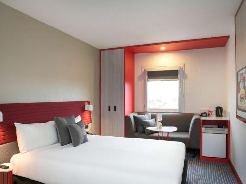 悉尼机场宜必思酒店客房内的一张或多张床位