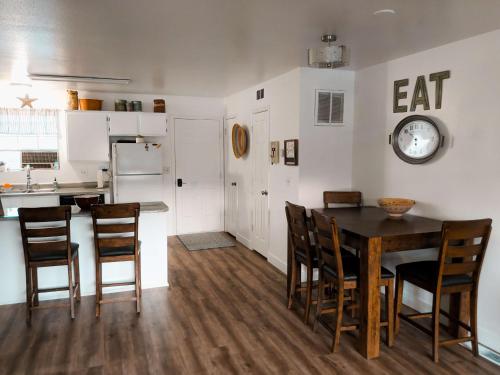 雪松城Red Hen Rental - 2 bed with 1 FULL bath 1 HALF bath FULL Kitchen的厨房以及带桌椅的用餐室。