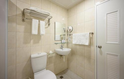 台南品记旅店的一间带卫生间和水槽的浴室