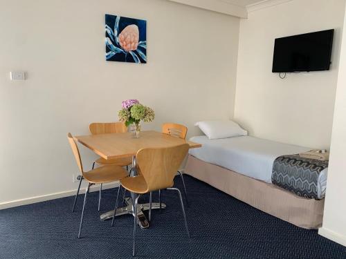 莱克斯恩特伦斯黑菲尔德公寓及汽车旅馆的酒店客房设有一张桌子和一张床