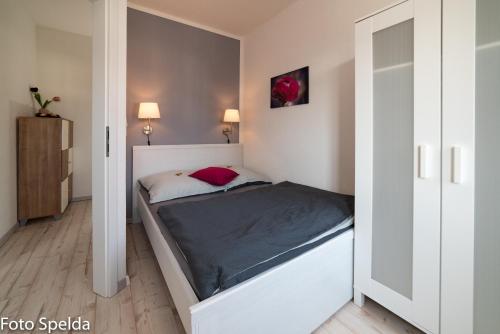 塔巴尔茨Tom´s Ferienappartements的一间小卧室,卧室内配有一张床铺