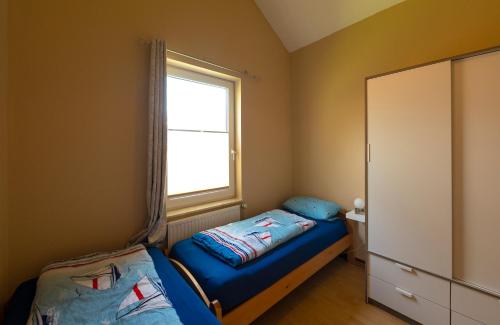 帕彭堡Ferienhaus Vergissmeinnicht的一间小卧室,配有床和窗户