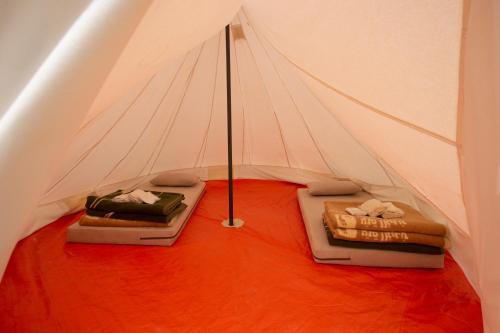 达纳Rummana Campsite的白色帐篷内配有两张床