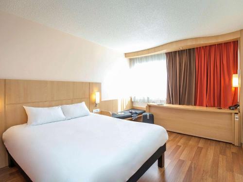 卡瓦永鲁伯隆门宜必思酒店客房内的一张或多张床位