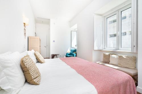 埃斯托利尔Chalet Estoril Luxury perfect for Families & Friends的卧室配有一张白色大床和粉色毯子