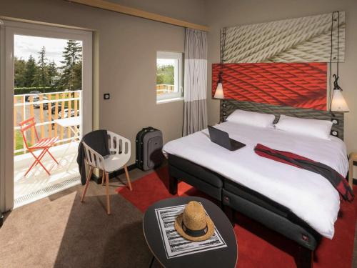 圣埃尔布兰南特圣伊尔布朗宜必思酒店的酒店客房设有一张床和一个阳台。