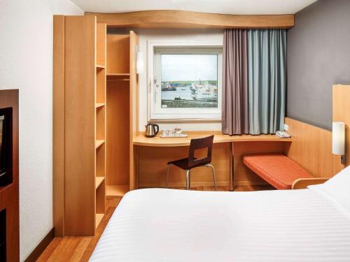 阿伯丁亚伯丁中心宜必酒店 - 码头区的配有一张床、一张书桌和一扇窗户的酒店客房
