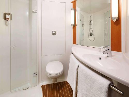 阿伯丁亚伯丁中心宜必酒店 - 码头区的白色的浴室设有卫生间和水槽。