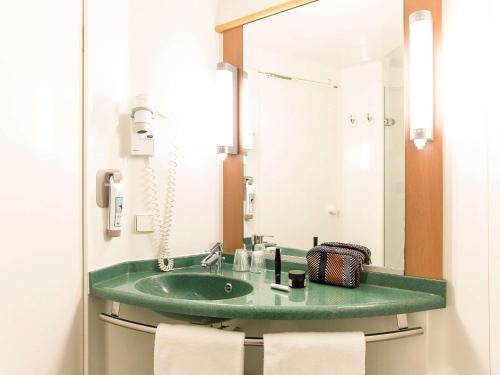阿尔代阿瓦伦西亚博内尔宜必思酒店的一间带绿色水槽和镜子的浴室