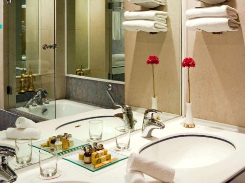艾恩杰贝尔哈菲特美居大酒店的一间带水槽和镜子的浴室