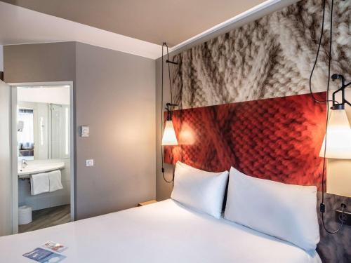 克拉科夫克拉科夫中心宜必思酒店的一间卧室配有一张大床和红色床头板