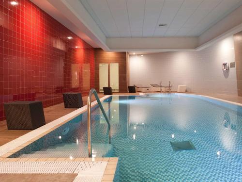 利物浦诺富特利物浦中心酒店的一间酒店客房,在客房内设有一个大型游泳池