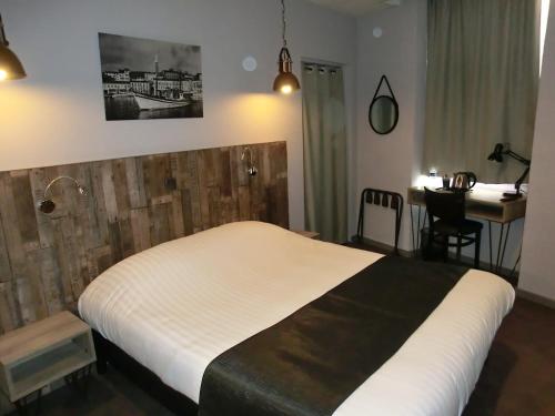 Hotel Sur Le Quai客房内的一张或多张床位