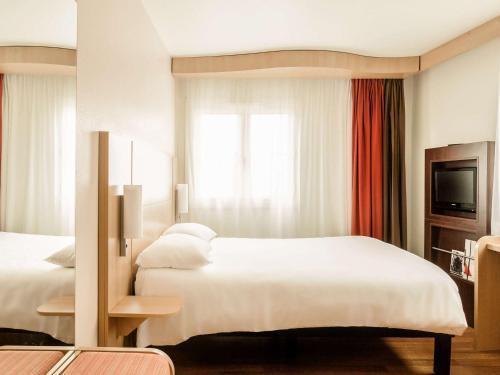 里尔里尔中心大广场宜必思酒店的酒店客房设有两张床和电视。