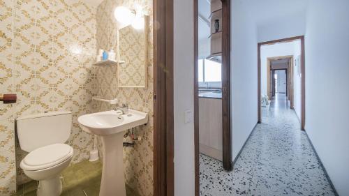 卡拉费尔R28 APARTAMENTO MONTSERRAT 11-3的一间带卫生间和水槽的浴室以及走廊