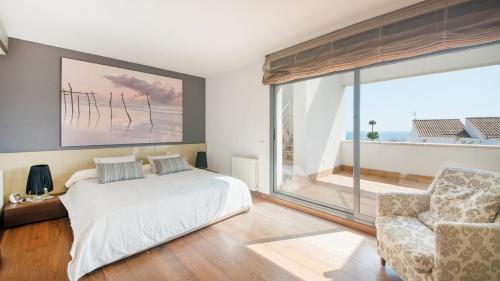 卡拉费尔R64 Deluxe Villa Déjà Vu的一间卧室设有一张床和一个大窗户