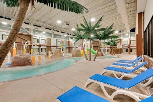 布鲁金斯Brookings Inn的一个带躺椅的游泳池和游乐场