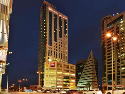 麦纳麦ibis Seef Manama的夜晚在城市的高楼