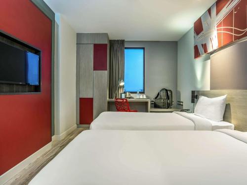 曼谷冲击宜必思酒店 客房内的一张或多张床位