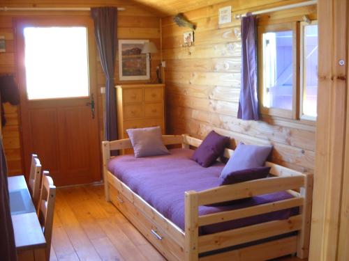 欧雷勒欧雷勒因娜坦杜乡村民宿的小木屋内一间卧室,配有一张床