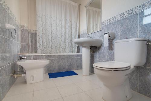 埃斯普霍斯宝德普荷斯公寓的一间带卫生间和水槽的浴室
