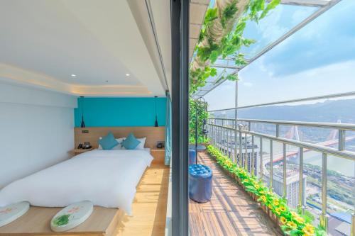 重庆Yunqi River View Terrace Hotel的一间卧室设有一张床和一个阳台