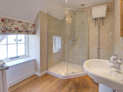 奇平卡姆登Boddingtons Barn @ Norton Grounds的带淋浴、浴缸和盥洗盆的浴室