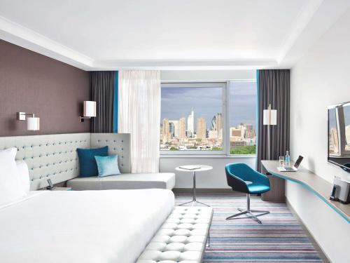 伦敦铂尔曼伦敦圣潘克拉斯酒店的酒店客房设有床和窗户。