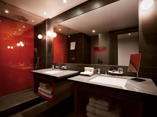 铂尔曼伦敦圣潘克拉斯酒店的一间浴室