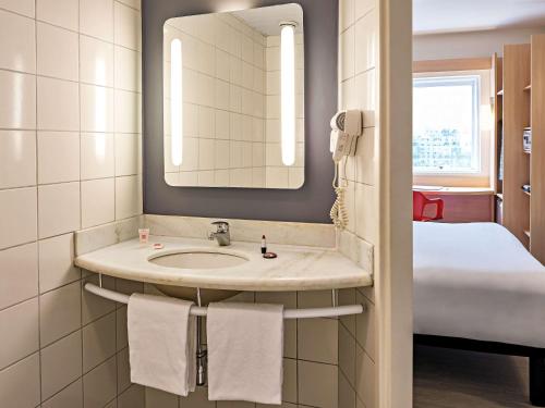 里约热内卢宜必思里约热内卢中央酒店的一间带水槽和镜子的浴室以及一张床