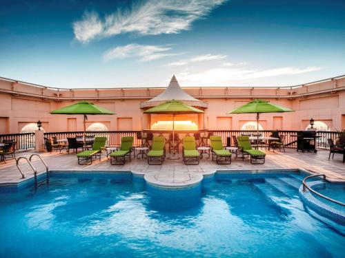 Mercure Grand Hotel Seef - All Suites内部或周边的泳池