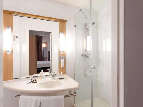 宜必思毕尔巴鄂中心酒店的一间浴室