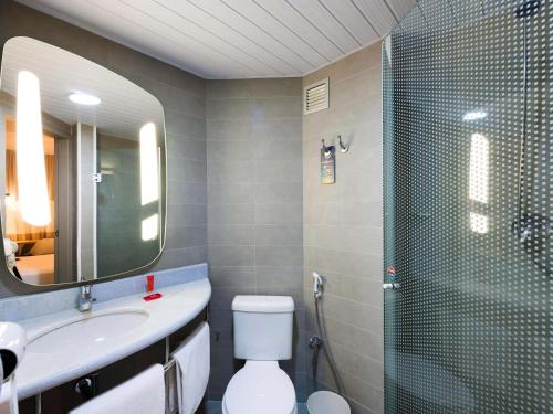 伊达贾伊伊塔雅伊纳威甘特斯宜必思酒店的带淋浴、卫生间和盥洗盆的浴室