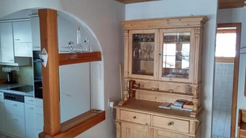 达沃斯哈登斯塔特假日公寓的厨房配有木制橱柜和窗户。