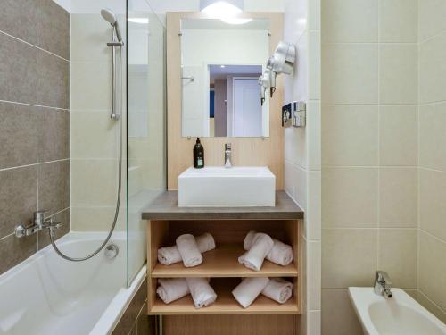博索莱伊摩纳哥蒙特可瑞斯托爱达格公寓式酒店的浴室配有盥洗盆、卫生间和浴缸。