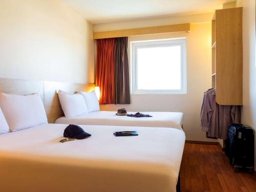 华雷斯肯索拉多宜必思酒店客房内的一张或多张床位