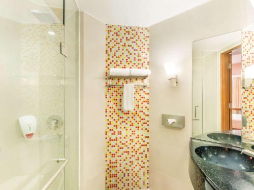 三宝垄色玛拉昂斯旁利马宜必思酒店的带淋浴和盥洗盆的浴室