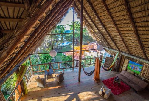 喀巴里特Cabarete Maravilla Eco Lodge Boutique Beach Surf, Kite, Yoga的享有高空景致的客房设有大窗户。