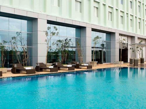 邦加槟港邦加岛诺富特酒店及会议中心的大楼前的大型游泳池