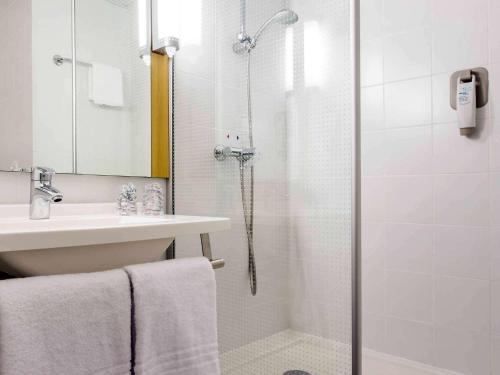 圣尼古拉宜必思圣尼古拉中枢酒店的带淋浴和盥洗盆的浴室