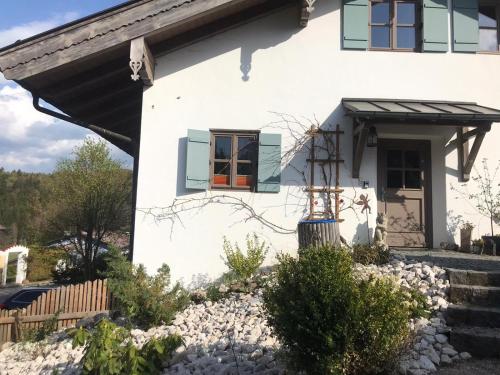 希格斯多夫Entspannen mit Bergpanorama的白色的房子,有橙色的门和窗户