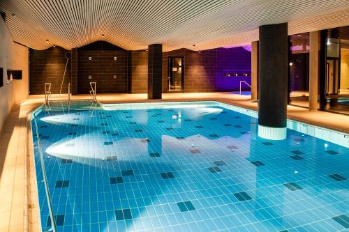 瓦伦湖边Spa酒店的大楼内一个蓝色瓷砖的大型游泳池