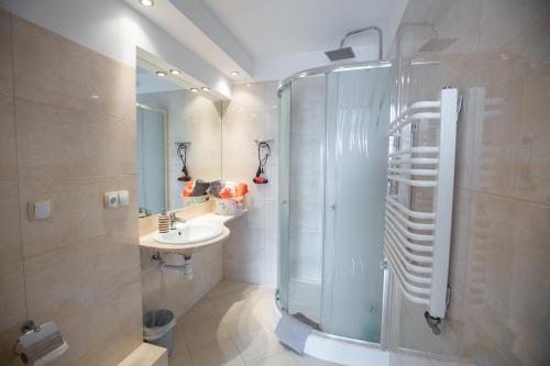 厄尔科格拉兹纳旅馆的带淋浴和盥洗盆的浴室