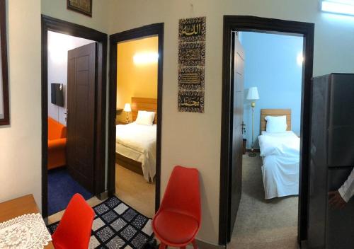 伊斯兰堡Tourist Inn Apartment的客房设有带一张床和镜子的卧室