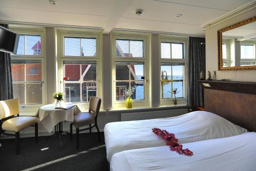 福伦丹登霍恩咖啡餐厅酒店的酒店客房带一张床、一张桌子和椅子