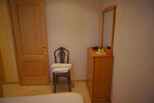 科尔努德利亚Ca La Paletes的一间卧室配有梳妆台、椅子和镜子