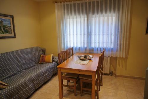 科尔努德利亚Ca La Paletes的客厅配有桌子和沙发